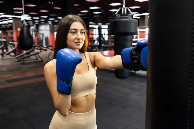 Donna che si esercita con il sacco da boxe