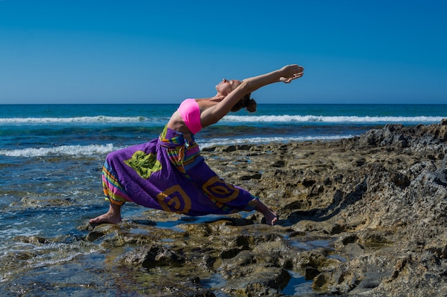 写真 海でヨガの練習の女性