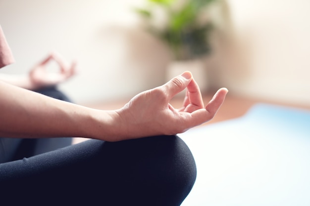 Photo woman practicing yoga lesson at home