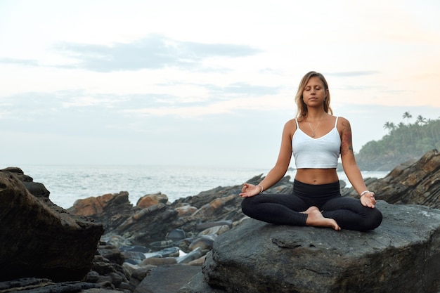 La donna a praticare yoga nella natura