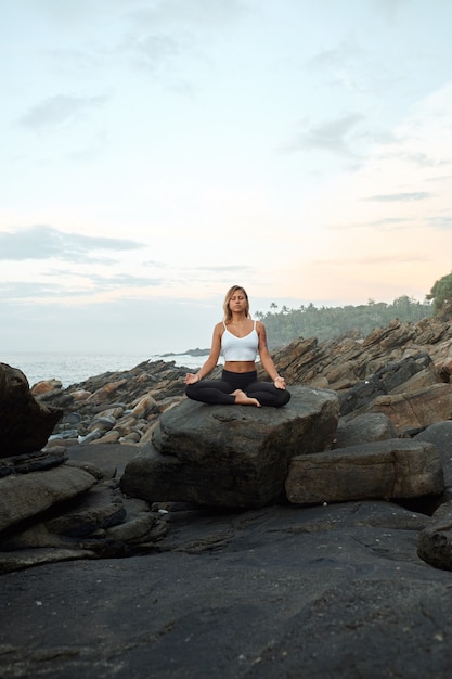 La donna a praticare yoga nella natura