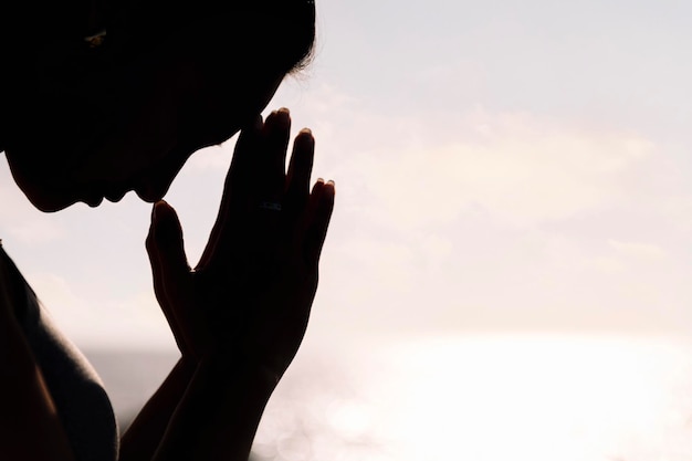 기도 자세 로 요가 를 연습 하는 여자