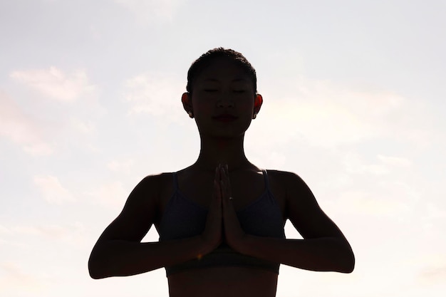 Photo woman practicing yoga in pray position