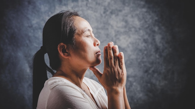 Женщина Молитесь о Божьем благословении желающим лучшей жизни