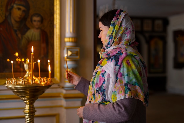 Foto donna che prega in chiesa per il pellegrinaggio religioso