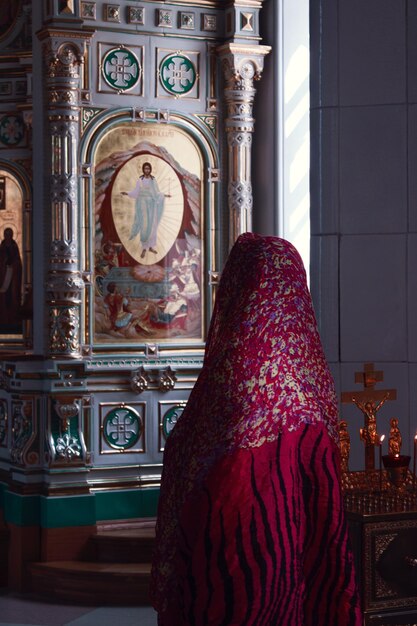 Photo woman praying in church