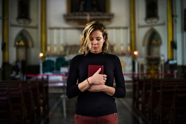 Foto donna che prega in chiesa