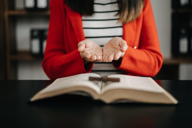 Foto donna che prega sulla sacra bibbia al mattino mano di donna con la bibbia che prega preghiera di crisi della vita cristiana a dioxaxa