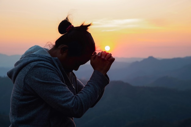 写真 祈る女性