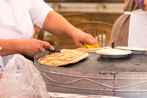 伝統的なトルコのペストリー gozleme を準備する女性