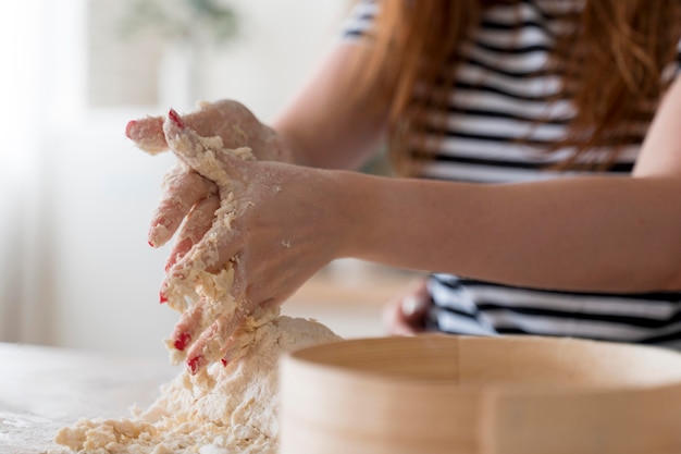 写真 家で特別な食事を準備している女性