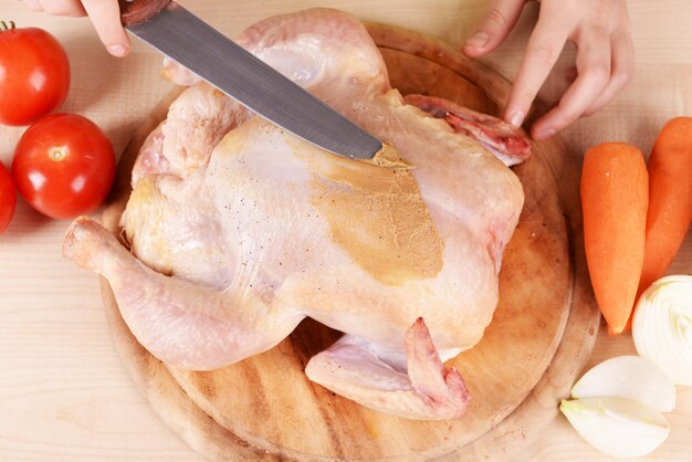 Photo woman preparing chicken closeup