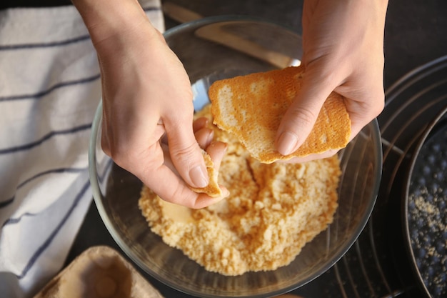 Foto donna che prepara la pasta per la torta di formaggio in cucina