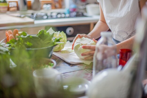 写真 家で食事を用意している女性