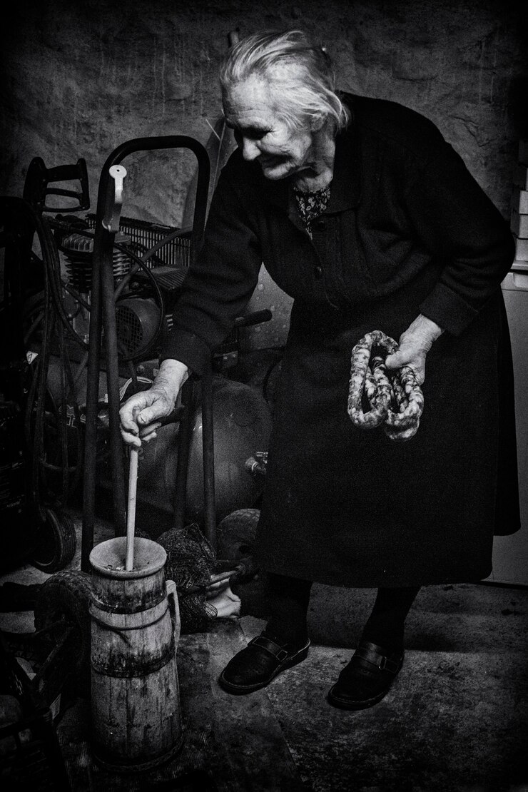Фотография женщина готовит еду дома