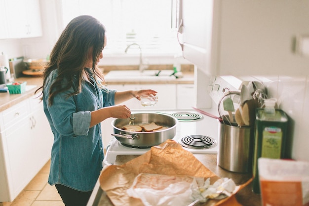 Photo woman preparing food at home