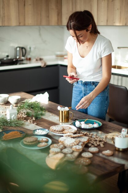 Foto donna che prepara il cibo sulla tavola