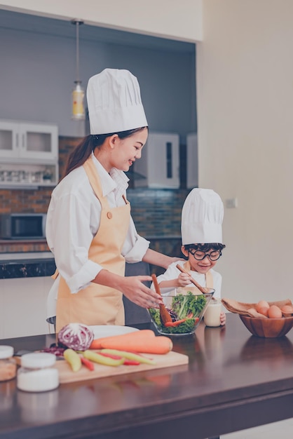 写真 家で息子と一緒に料理をしている女性