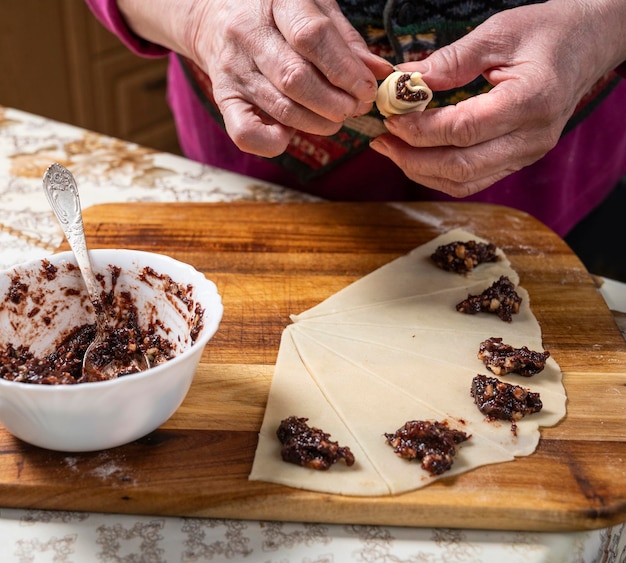 Foto donna che prepara panini fatti in casa con marmellata a casa