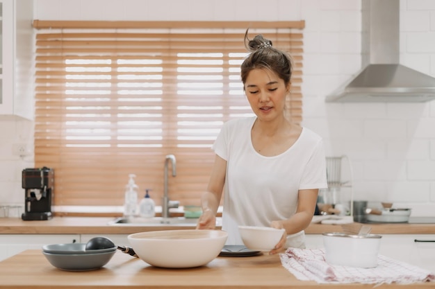 Женщина готовит еду на кухне