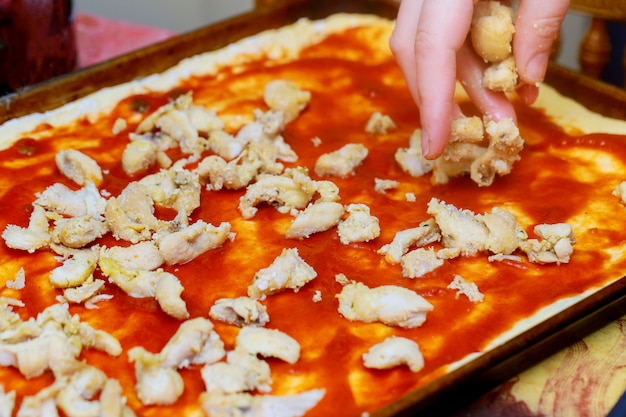 Donna che prepara la pizza in cucina