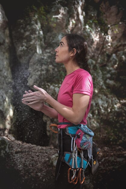 Foto donna che si prepara per l'arrampicata