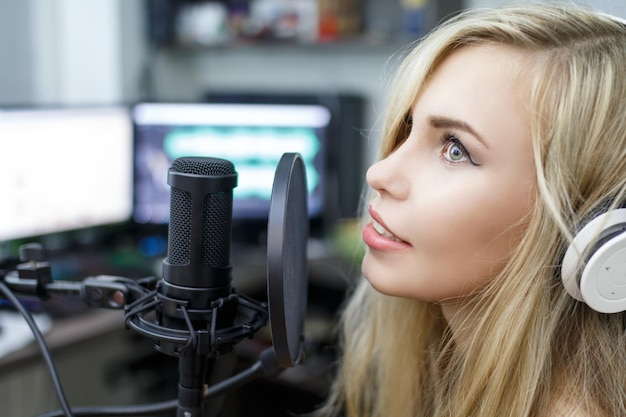 Photo woman preparing to sing in recording studio