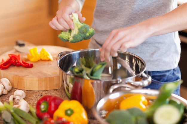 Donna che prepara zuppa di verdure