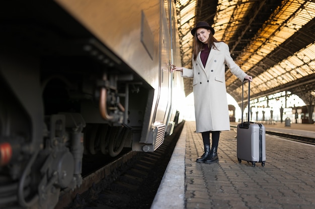 Foto la donna preme il pulsante sulla porta del treno