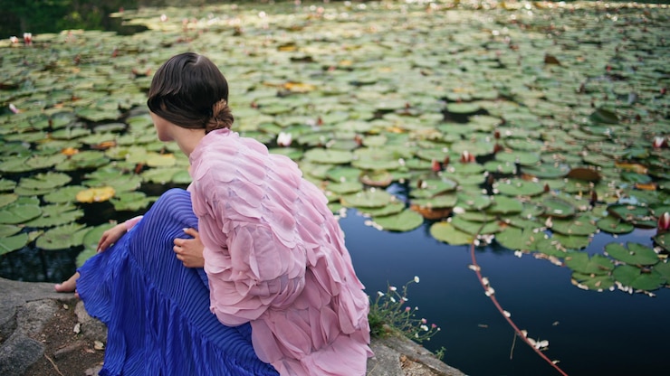 फोटो woman princess sitting lake with water lilies close up fairytale model posing