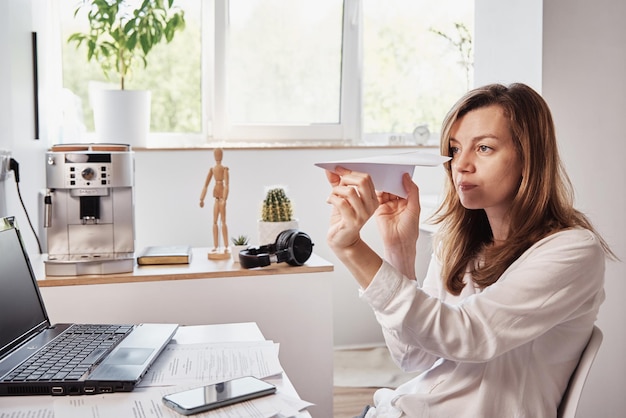 Photo woman procrastinate at workplace freelancer on remote work at home office unmotivated tired woman