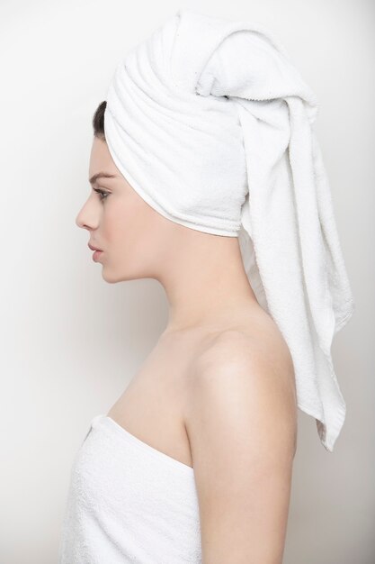 Photo woman in profile in white towel