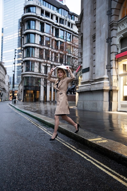 写真 かばんを傘にして雨から身を守る女性