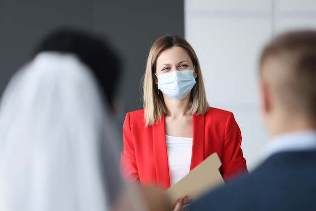 Foto maschera medica protettiva da donna sul viso che registra il matrimonio. matrimonio durante il concetto di pandemia covid-19