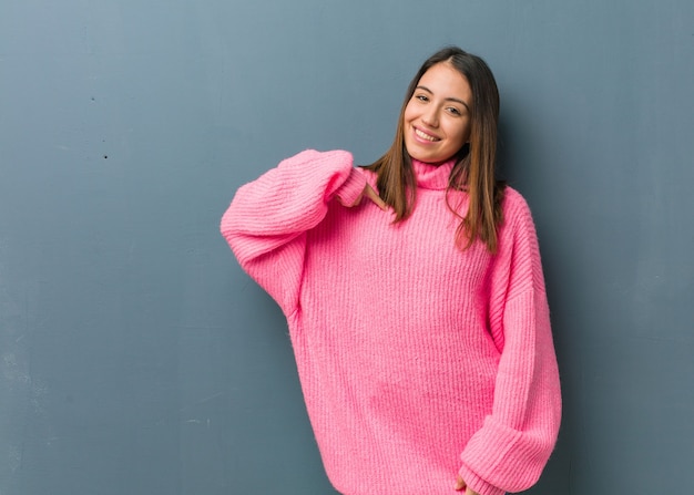 写真 スタジオで誇りと自信を持っている女性