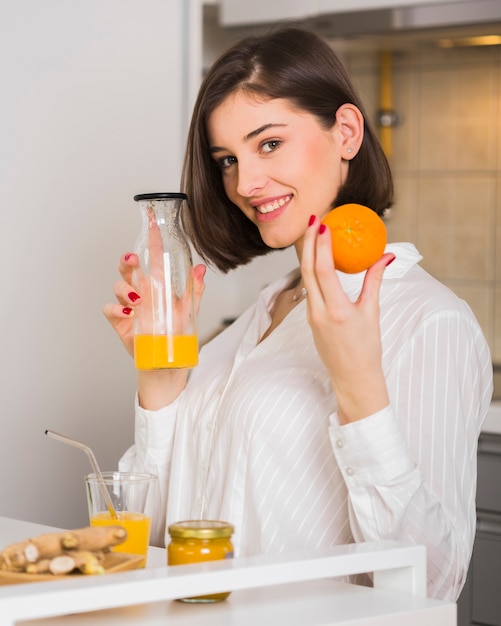 Photo woman proud of homemade orange juice