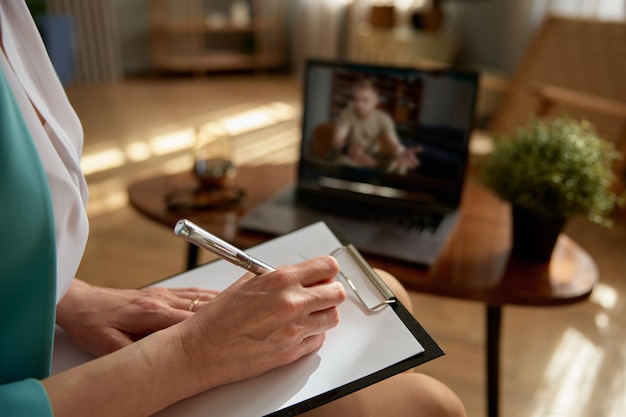 Foto psicologa donna che consulta il soldato online che tiene la terapia virtuale sul computer portatile. psicoterapeuta durante una riunione in videoconferenza remota per una sessione di terapia