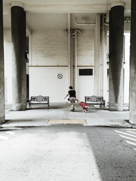 Photo woman pulling trolley