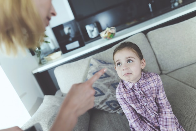 女性は女の子を罰し、彼女の指をしかめます