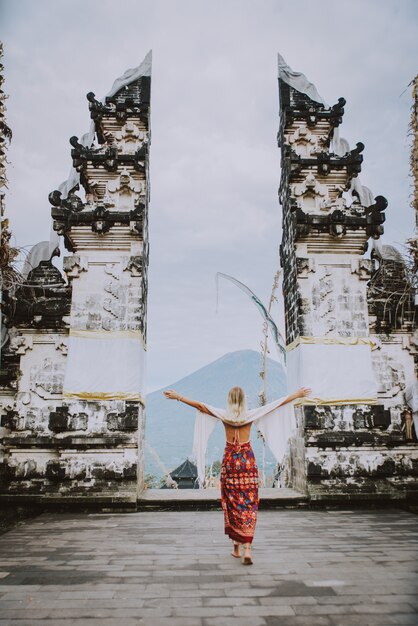 Donna al tempio di pura lempuyang a bali