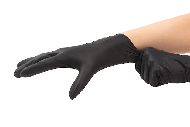 Женщина надевает черные резиновые перчатки. Изолированные на белом.