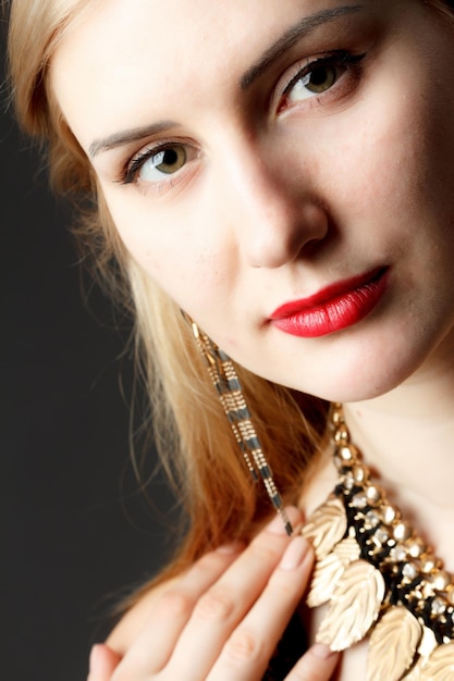Женщина надевает бриллиантовые серьги Кавказская красавица пробует и покупает украшения