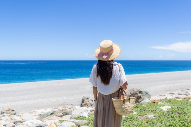 Photo woman in qixingtan beach at hualien of taiwan