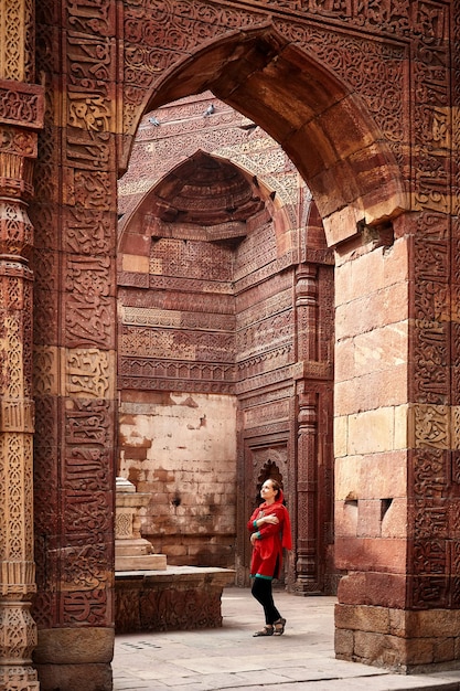 뉴델리 인도의 Qutub Minar에서 여자