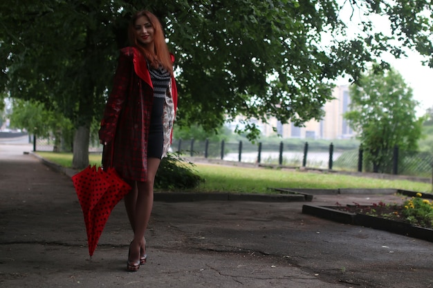 Photo woman in a raincoat and an umbrella