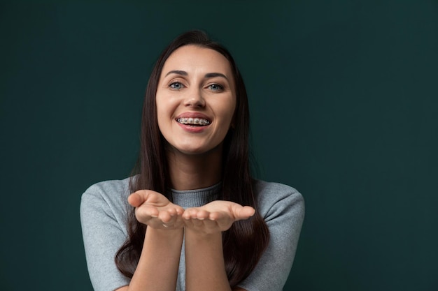 Photo woman raising hands in the air