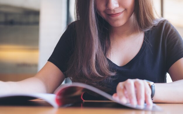 Photo woman read book