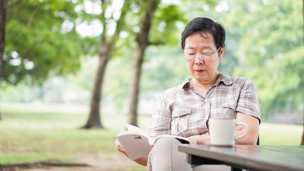 사진 공원에서 책을 읽는 여자