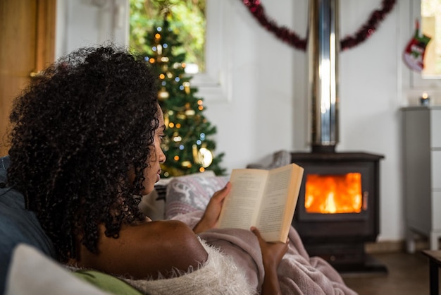 Photo woman reading book in cozy room