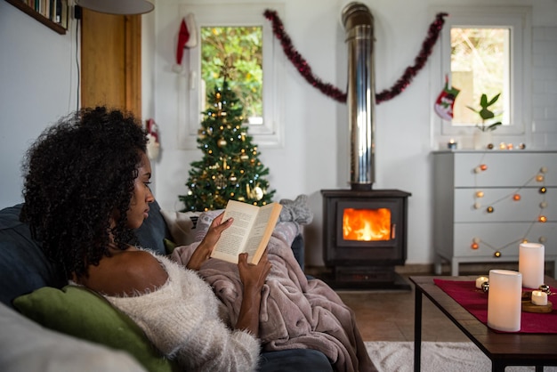 Photo woman reading book in cozy room